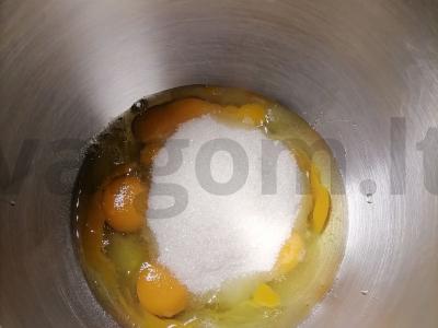 Švelnus grietinėlės tortas su maskarpone Žingsnis 1