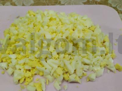 Žiemos salotos su virta dešra ir žirneliais Žingsnis 2