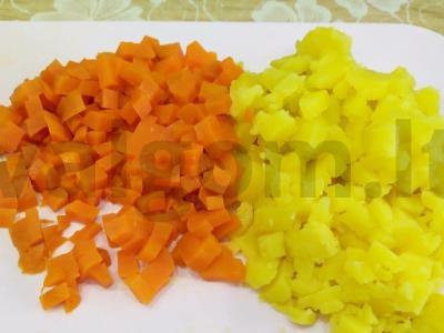 Žiemos salotos su virta dešra ir žirneliais Žingsnis 4