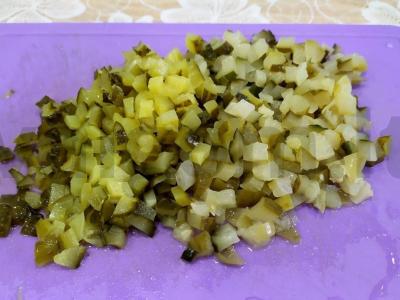 Žiemos salotos su virta dešra ir žirneliais Žingsnis 5