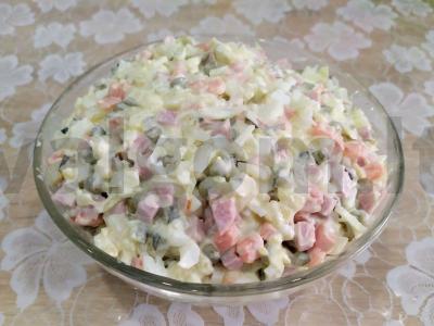 Žiemos salotos su virta dešra ir žirneliais pagrindine nuotrauka