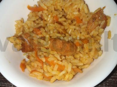 Pilavas su kiauliena ir garuose virtais ryžiais pagrindine nuotrauka