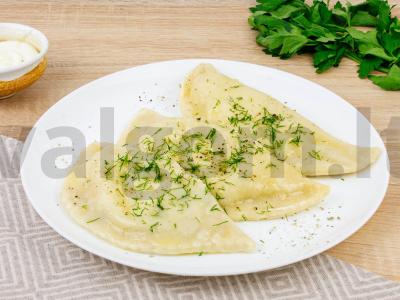 Vareniki su suluguni ir žolelėmis pagrindine nuotrauka