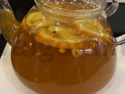 Šildanti juodoji arbata pagrindine nuotrauka