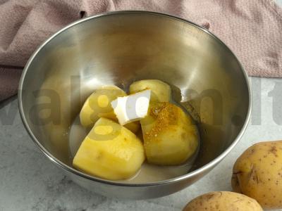 Bulvių košė su kokosų pienu, kariu ir rūkyta vištiena Žingsnis 1