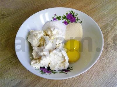 Švelnūs sūrio pyragėliai iš varškės ir manų kruopų Žingsnis 1