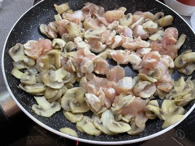 Makaronai su vištiena ir grybais grietinėlės padaže Žingsnis 2