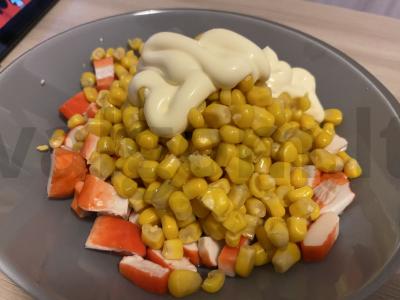 Švelnios salotos su krabų lazdelėmis Žingsnis 3
