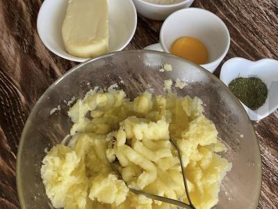 Bulvių pyragėliai su sūriu Žingsnis 1