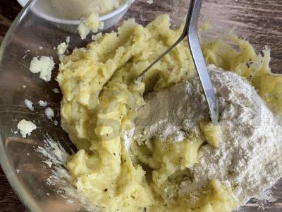 Bulvių pyragėliai su sūriu Žingsnis 3