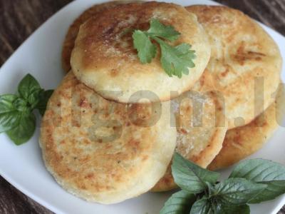 Bulvių pyragėliai su sūriu pagrindine nuotrauka