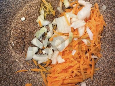 Medžioklinės dešrelės su bulvėmis puoduose Žingsnis 1