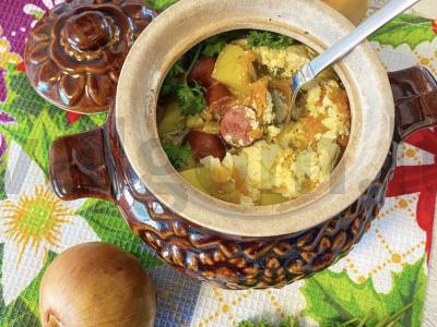 Medžioklinės dešrelės su bulvėmis puoduose pagrindine nuotrauka