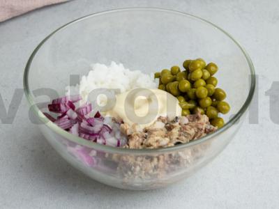 Žuvies salotos su garuose virtais ryžiais ir žirneliais Žingsnis 2