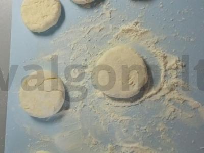 "Greiti" sūrio pyragaičiai ant sūrio cukraus Žingsnis 3