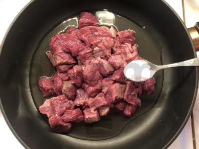 Elnienos kepsnys su pievagrybiais puoduose Žingsnis 3