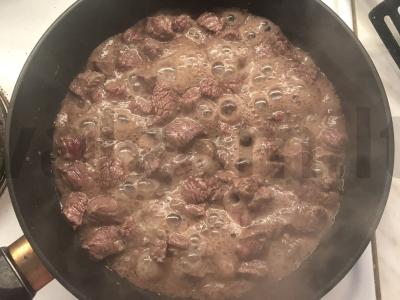 Elnienos kepsnys su pievagrybiais puoduose Žingsnis 4