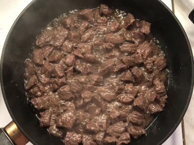 Elnienos kepsnys su pievagrybiais puoduose Žingsnis 5