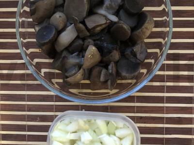 Elnienos kepsnys su pievagrybiais puoduose Žingsnis 9