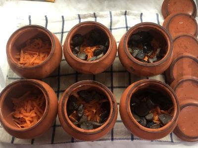 Elnienos kepsnys su pievagrybiais puoduose Žingsnis 12