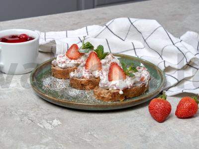 Ricotta su braškėmis pagrindine nuotrauka