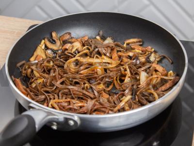 Soba su rūkyta vištienos krūtinėle ir grybais Žingsnis 4
