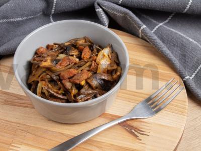 Soba su rūkyta vištienos krūtinėle ir grybais pagrindine nuotrauka