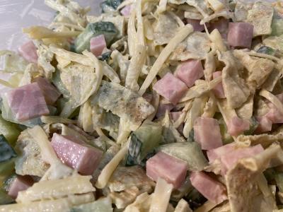 Greitos salotos su kiaušinių blyneliais pagrindine nuotrauka