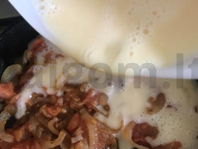 Omletas su pomidorais ir svogūnais Žingsnis 7