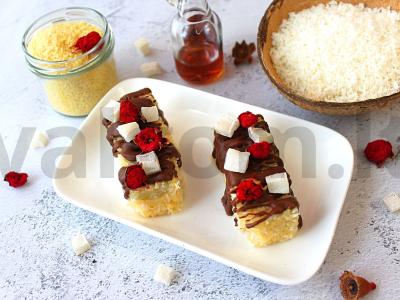 Kuskuso pagrindu pagamintas kokosų desertas pagrindine nuotrauka