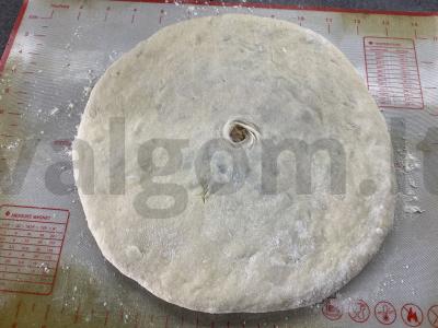 Osetijos pyragas su malta vištiena ir žolelėmis Žingsnis 4