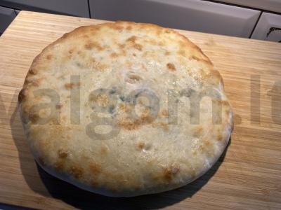 Osetijos pyragas su malta vištiena ir žolelėmis pagrindine nuotrauka