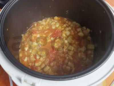 Multicooker keptuvėje troškintos daržovės pagrindine nuotrauka
