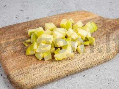 Salotos su žuvies konservais, obuoliais ir graikiniais riešutais Žingsnis 1