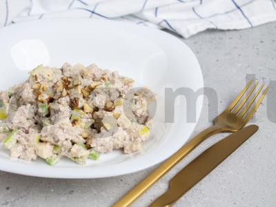 Salotos su žuvies konservais, obuoliais ir graikiniais riešutais Žingsnis 4