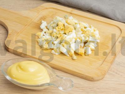 Salotos su lydekomis, žaliaisiais svogūnais ir žirneliais Žingsnis 1