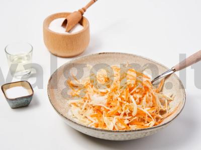 Kopūstų salotos Žingsnis 2