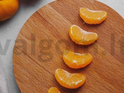 Baltuoju šokoladu padengtos mandarinų skiltelės Žingsnis 2