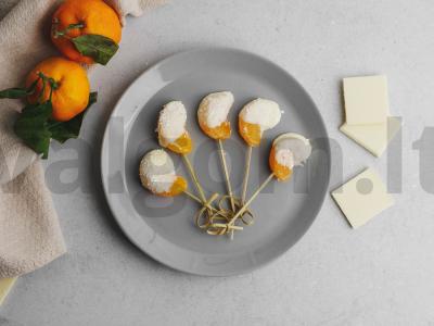 Baltuoju šokoladu padengtos mandarinų skiltelės pagrindine nuotrauka