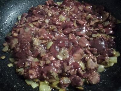 Sodrus kepenų ir mėsos terinas su prieskoniais ir pistacijomis Žingsnis 2