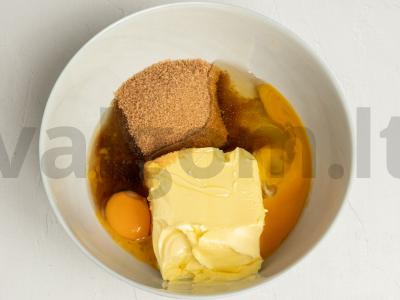Naujametiniai imbieriniai meduoliai su glajumi Žingsnis 1