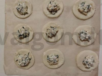 Sluoksniuotos tešlos pyragai su krapais Žingsnis 2