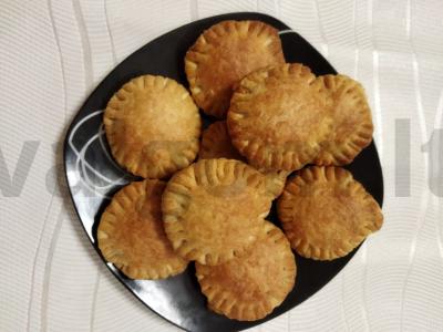 Sluoksniuotos tešlos pyragai su krapais pagrindine nuotrauka