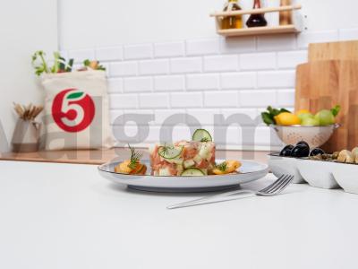 Rūkyto upėtakio salotos pagrindine nuotrauka
