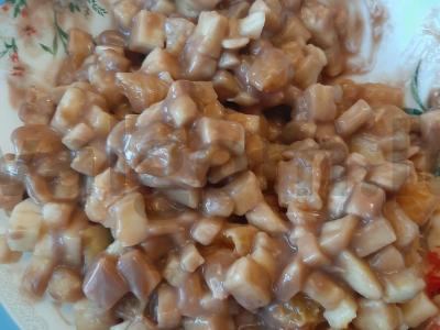 Vaisių salotos su mandarinais, obuoliais ir bananais pagrindine nuotrauka