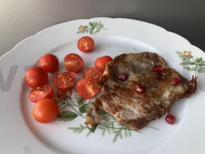 Kiaulienos kepsnys su vyšniniais pomidorais pagrindine nuotrauka