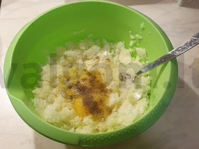 Svogūnų paplotėliai su prieskoniais Žingsnis 3