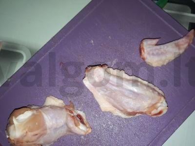 Vištienos sparneliai su duonele ir prieskoniais Žingsnis 1