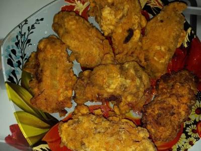 Vištienos sparneliai su duonele ir prieskoniais pagrindine nuotrauka