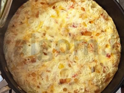 Omletas su daržovėmis ir juodaisiais pipirais pagrindine nuotrauka